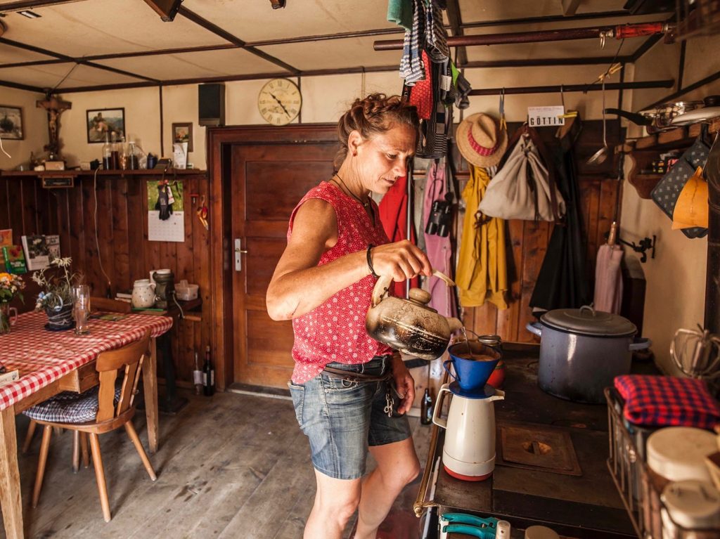 Martina Fischer mit Teekanne