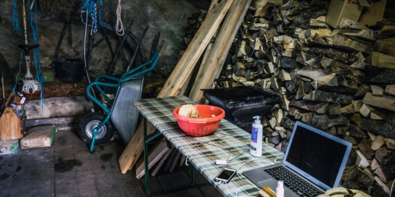 Social Media auf der Alm - Innenansicht der Almhütte