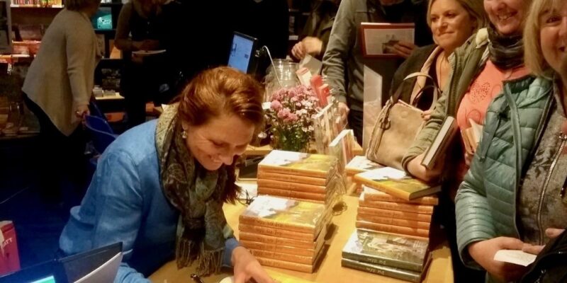 Martina Fischer signiert in der Buchhandlung